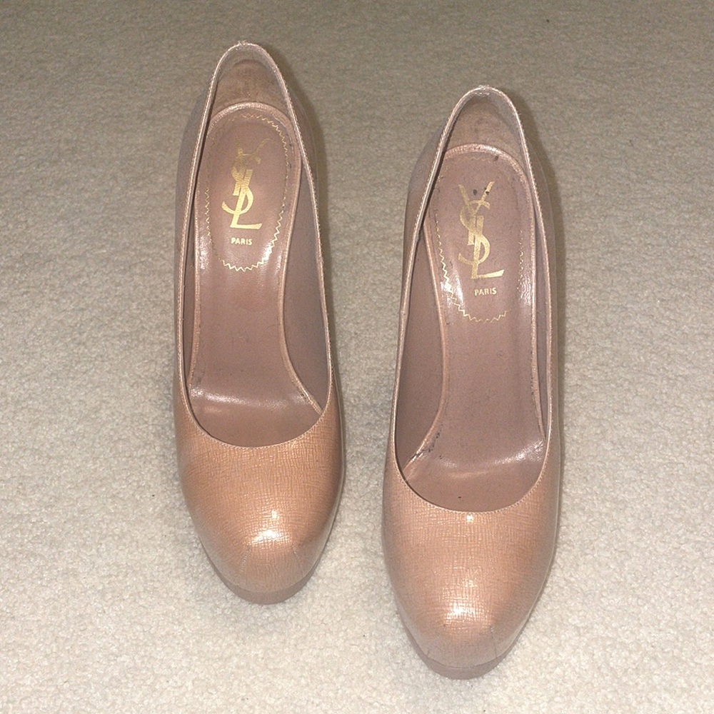 YSL heels in pristine condition perfect for the holidays🎁🎁 no low ballers🎁🎁
